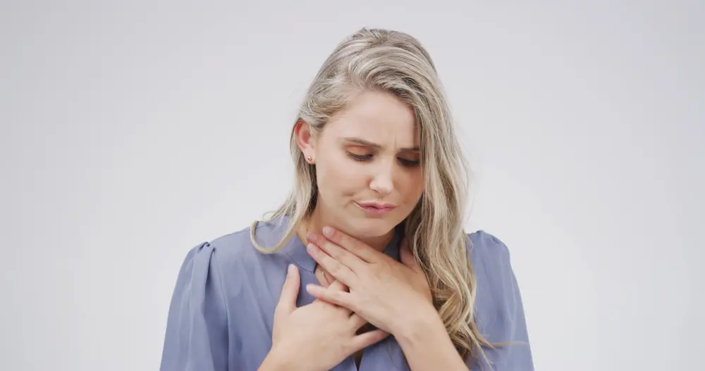 Egészség, betegség és nő torokfájás