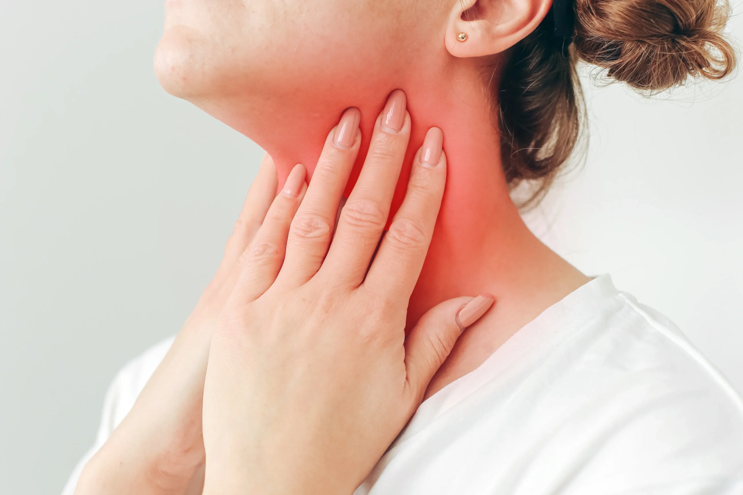 Közelkép gyulladt, piros nyakról torokfájással.